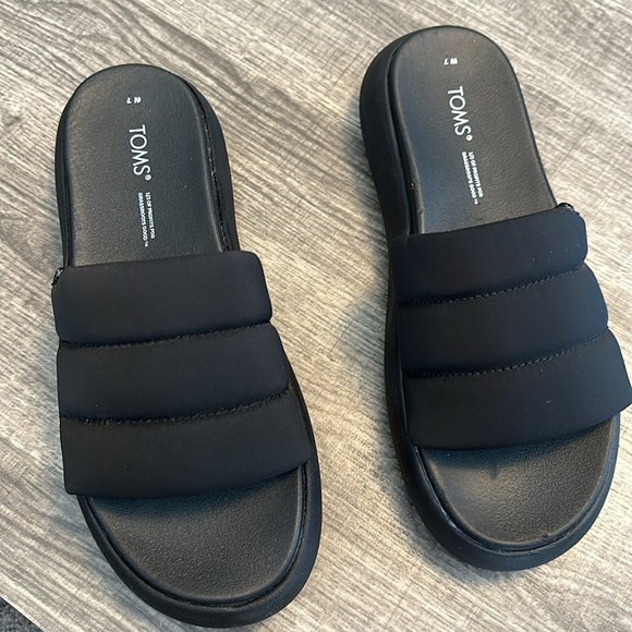 tom’s black platform slides with puffer single strap - Picture 2 of 5